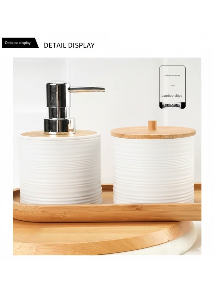 طقم مستلزمات حمام أبيض عصري 6 قطع بتفاصيل بامبو طبيعي يشمل مضخة صابون كروم، فرشاة أسنان، حاوية قمامة بغطاء فليب، كوب أسنان، صينية صابون، حاويات للمعجون والقطن – مثالي لتنظيم وديكور الحمام المودرن. - Image 4